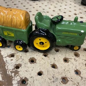 JOHN DEERE TRACTOR TRAILOR SALT AND PEPPER SHAKER SET